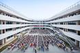 Szkoła podstawowa TianTai No.2 w Chinach - dzieci ustawione w szeregu  autor: biuro architektoniczne LYCS z Hong Kongu