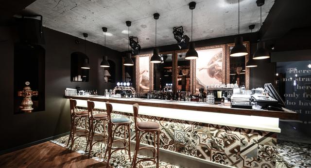 Eklektyczna architektura wnętrz restauracji The Smart Pub w mieście Krajowa w Rumunii  autor: YELLOWOFFICE