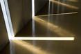 Zmieniające się światło - szczeliny zamiast okien w Slit House w Japonii  autorzy: Eastern Design Office