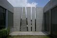 Szczeliny w murze z betonu architektonicznego - bryła domu Slit House w Japonii  autorzy: Eastern Design Office