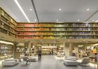 Architektura wnętrz nowoczesnej biblioteki - przestrzeń publiczna i dużo koloru