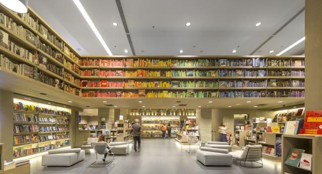 Nowoczesna biblioteka z przestrzenią publiczną w centrum handlowym w Rio de Janeiro  autor: STUDIO ARTHUR CASAS 