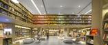 Nowoczesna biblioteka z przestrzenią publiczną w centrum handlowym w Rio de Janeiro  autor: STUDIO ARTHUR CASAS 