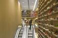 Na kolejną kondygnację prowadzą schody ruchome - nowoczesna biblioteka w centrum handlowym w Rio de Janeiro  autor: STUDIO ARTHUR CASAS