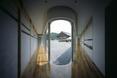 Niestandardowe rozwiązanie holu domu jednorodzinnego w Horizontal house w Japonii  autor: EASTERN design office