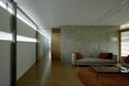 Jedno z wnętrz - dom jednorodzinny Horizontal house w Japonii  autor: EASTERN design office