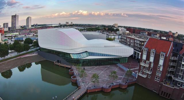 Bryła Theatre de Stoep w miejscowości Spijkenisse w Holandii  autor: UNStudio