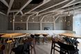 Drewniana konstrukcja doskonale prezentuje się na tle betonu architektonicznego - japońska restauracja w stylu industrialnym w miejscowosci Fukuoka  autor: a-study