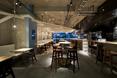 Drewniana konstrukcja wije się przez całą długość pomieszczenia - japońska restauracja w stylu industrialnym w miejscowosci Fukuoka  autor: a-study