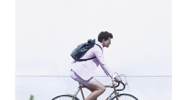 Ciekawy design rowerowy - projekt toreb z odblaskiem autorstwa Julie Thissen  fot: Emile Kirsch 