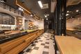 Architektura wnętrz Doppio Cafe Bistro: jasne drewno, biel, odcienie szarości