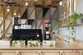 Geometryczny wzór z trójkątów na ladzie, ścianie i suficie - architektura wnętrz kawiarniai JURY niedaleko Melubourne (Australia)  autor: Biasol Design Studio; fot. Martina Gemmola