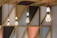 Designerskie dodatki do wnętrz: żarówki o dziwnym kształcie zawieszone na czarwocyh sznurkach - architektura wnętrz kawiarniai JURY niedaleko Melubourne (Australia)  autor: Biasol Design Studio; fot. 