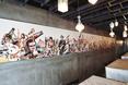 Ściana z graffiti usytuowana na przeciwko lady - klasyczna i elegancka architektura wnętrz restauracji japońskiej z doza pop artu (Singapur)  autor: Dymitr Malcew
