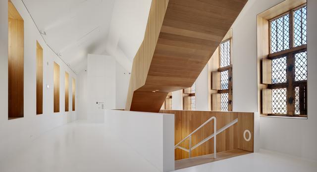 Renowacja Muzeum Stedelijk Hof van Busleyden w Belgii. Białe wnętrza, drewno i beton architektoniczny
