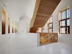 Renowacja Muzeum Stedelijk Hof van Busleyden w Belgii. Białe wnętrza, drewno i beton architektoniczny