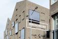 Bryła Poppodium GRENSWERG w holenderskim mieście Venlo - napis na elewacji wygląda jak przeróbka komputerowa  autor: van Dongen - Koschuch architekci