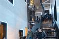 Długie i wąskie foyer budynku Poppodium GRENSWERG w holenderskim mieście Venlo  autor: van Dongen - Koschuch architekci