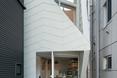 Wejście do małego domu - bryła Tsubomi House ( Tokyo Bud House) - mały dom projektu biura FLAT HOUSE z Tokio
