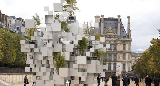 Instalacja artystyczna w formie rzeźby miejskiej - Many Small Cubes autorstwa Sou Fujimoto