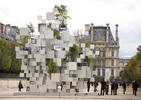 Rzeźba miejska autorstwa architekta Sou Fujimoto. Lewitujące drzewka i sześciany