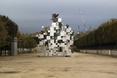 Many Small Cubes - białe, lewitujące sześciany i drzewka. Rzeźba miejska autorstwa Sou Fujimoto