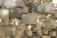 Instalacja artystyczna Many Small Cubes autorstwa Sou Fujimoto widziana od wewnętrz