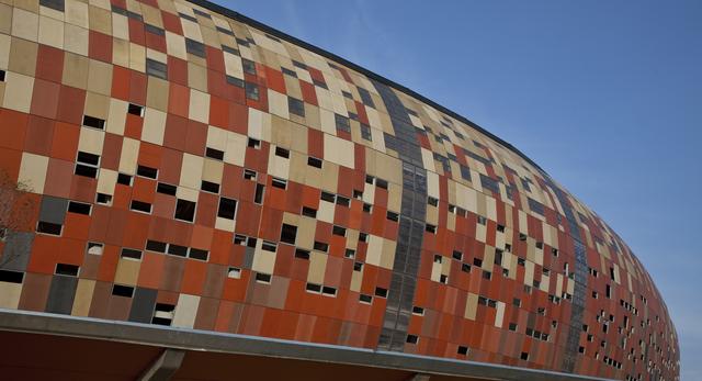 Barwiony beton architektoniczny na elewacji - bryła Soccer City 