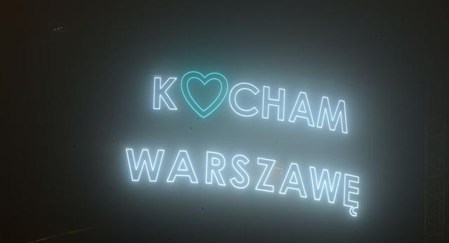 Neon "Kocham Warszawę" na ścianie Warsaw Spire