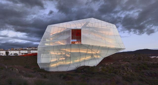 1. Plasencia Auditorium and Congress Centre w Cáseres, Hiszpania 2005/2013  autor: architekci z biura Selgas Cano w Hiszpanii, twórcy Serpentine Gallery Pavilion 2015