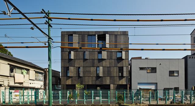 Architektura współczesna w Tokio: apartamentowiec KURO autorstwa KINO Architects