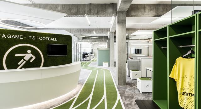 Pracownia architektoniczna TKEZ architecture & design z Monachium zaprojektowała architekturę wnętrz siedziby Onefootball