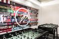 Piłkarzyki w sali jadalno-rekreacyjnej - architektura wnętrz dla siedziby biura Onefootball w Berlinie