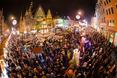 Ognista parada elfów, w tle architektura Wrocławia