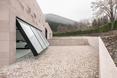 Garaż w domu jednorodzinnym The Slight Slope Long House w Bułgarii, autorstwa I/O Architects
