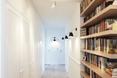 Biblioteczka na korytarzu - dobry pomysł na aranżację wnętrza? 