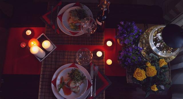 Staranna aranżacja wnętrza, złota rybka na szczęście i kwiaty - restauracja tylko dla dwojga