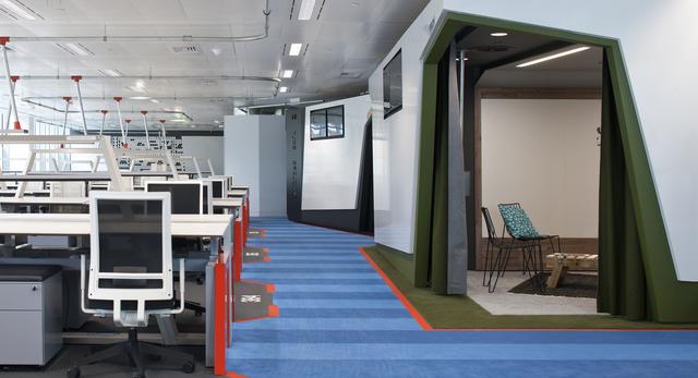 Google Enginieering  - projekt pracowni architektonicznej Panson. Białe BOXY na pasiasym szlaku z wykładziny
