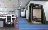 Google Enginieering  - projekt pracowni architektonicznej Panson. Białe BOXY na pasiasym szlaku z wykładziny