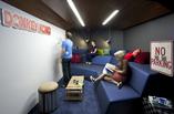 Google Enginieering  - granatowa kanapa w przestrzeni wspólnej. Czy to wygląda jak biuro?