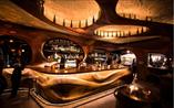 Bar Raval w Toronto. Bryła z mahoniu 