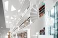 Białe, modernistyczne schody kręte  autor: holenderska pracownia KAAN Architecten