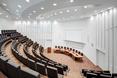 Biała jest również sala audytoryjna  autor: holenderska pracownia KAAN Architecten