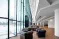 Szklana ściana ułożona w harmonijkę doświetla obiekt  autor: holenderska pracownia KAAN Architecten