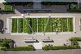 Współczesny ogród - odpowiednik średniowicznego wirydarza. Zioła i aromatyczne roślny wypełnaiją regularne kwatery. Thorbjorn Novartis Campus