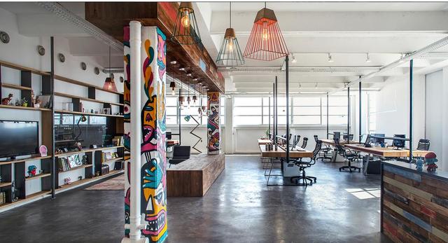 Multifunkcjonalny open space prosto z Tel Awiwu. Wnętrza w stylu industrialnym projektu pracowni Roy David Studio
