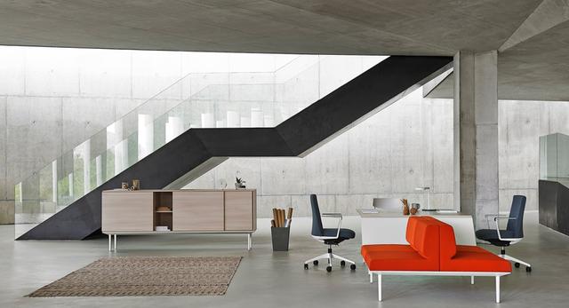 Beton architektoniczny na ścianach i suficie. Nowy showroom Actiu w Warszawie