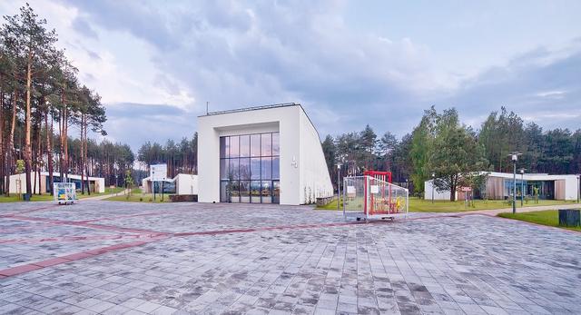 Brama prowadząca na teren kompleksu i niektóre z urządzeń Parku Rekreacyjnego Zoom Natury