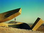 Bryły wśród pustynnych piasków; pomnik zaprojektowany przez Daniego Karavana