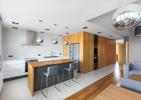 Mieszkanie w szarościach i drewnie od mode:lina Architekci